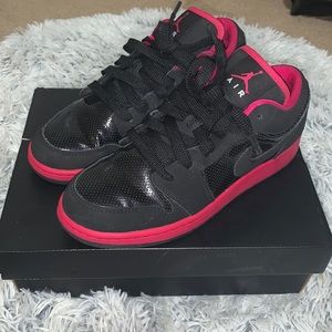 Girls Air Jordan 1 Low (Black/Voltage Cherry)